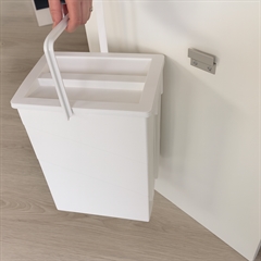 pure-withe-afffaldsspand-sættes-på-ophængsbeslaget